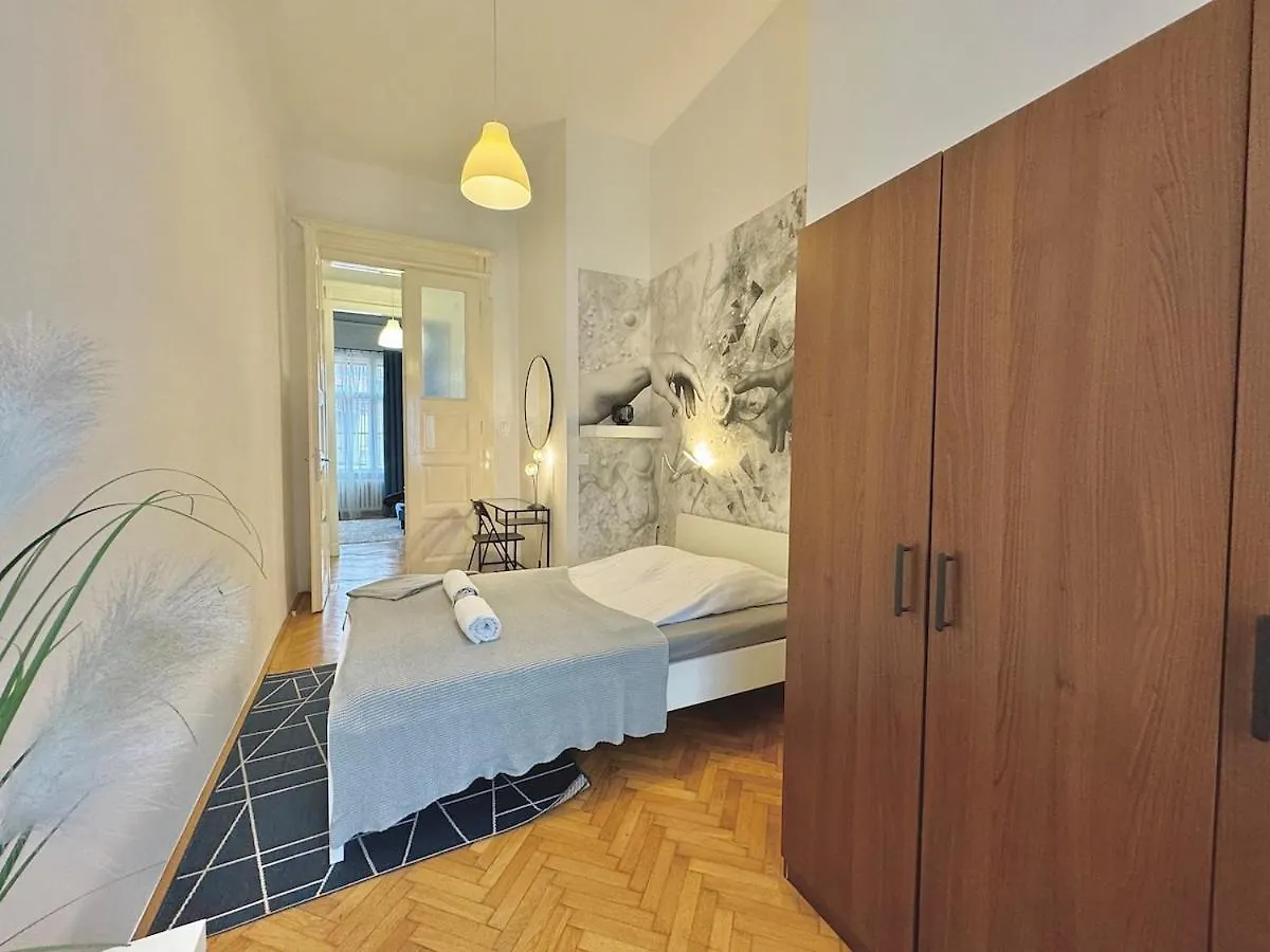 Trendy Spacious, Parking, Downtown, Ruin Pubs! Budapesta Apartament