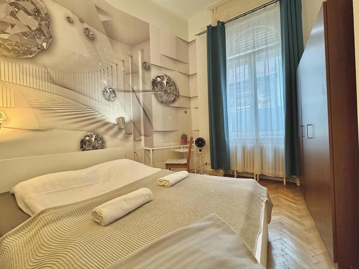 Trendy Spacious, Parking, Downtown, Ruin Pubs! Budapesta 0*,  Ungaria