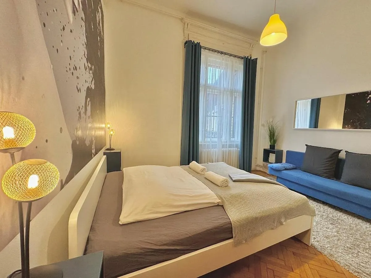 Trendy Spacious, Parking, Downtown, Ruin Pubs! Budapesta 0*,