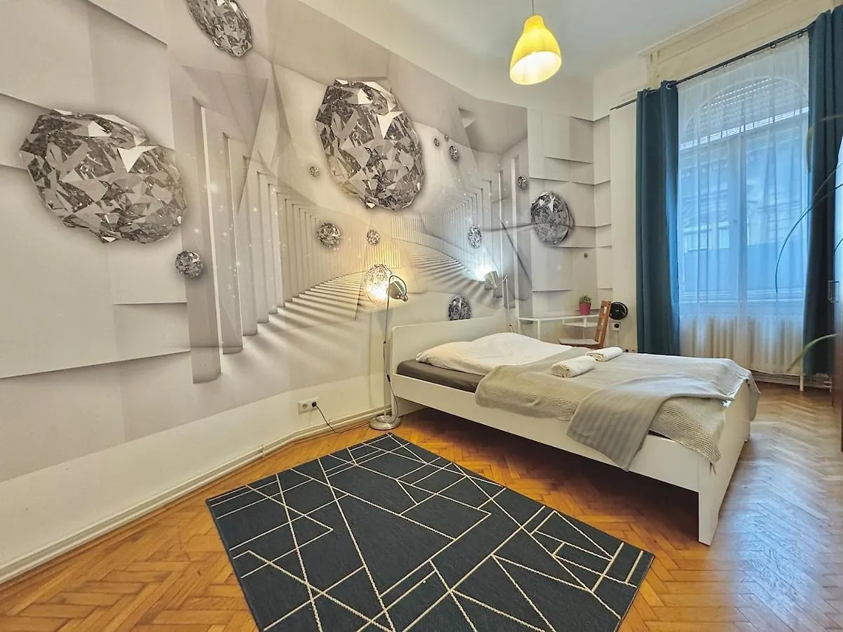 Trendy Spacious, Parking, Downtown, Ruin Pubs! Budapesta 0*,  Ungaria